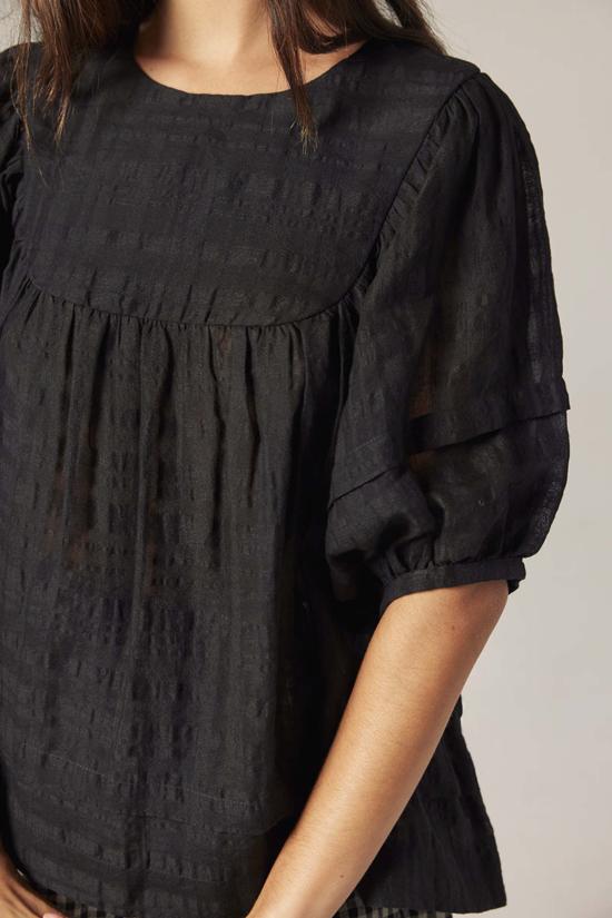  아멘테 블라우스 퍼프 슬리브 요크 탑 블랙 - AMENTE