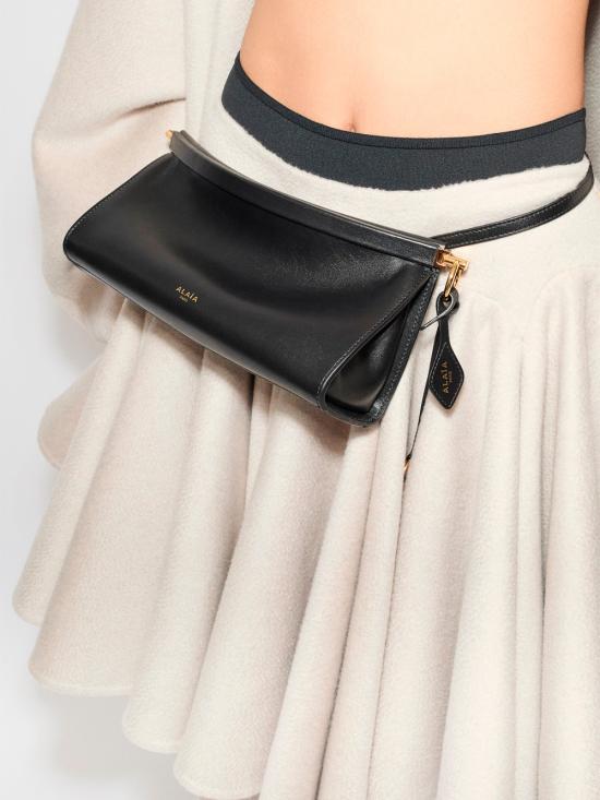 26SS 알라이아 르 클릭 이스트 웨스트 레더 스몰백 AA1S01426CA332 999 NOIR - ALAIA