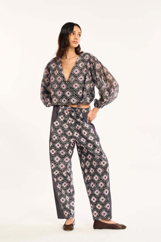  루주타 셰스 블라우스 솔 차콜 보타니카 탑