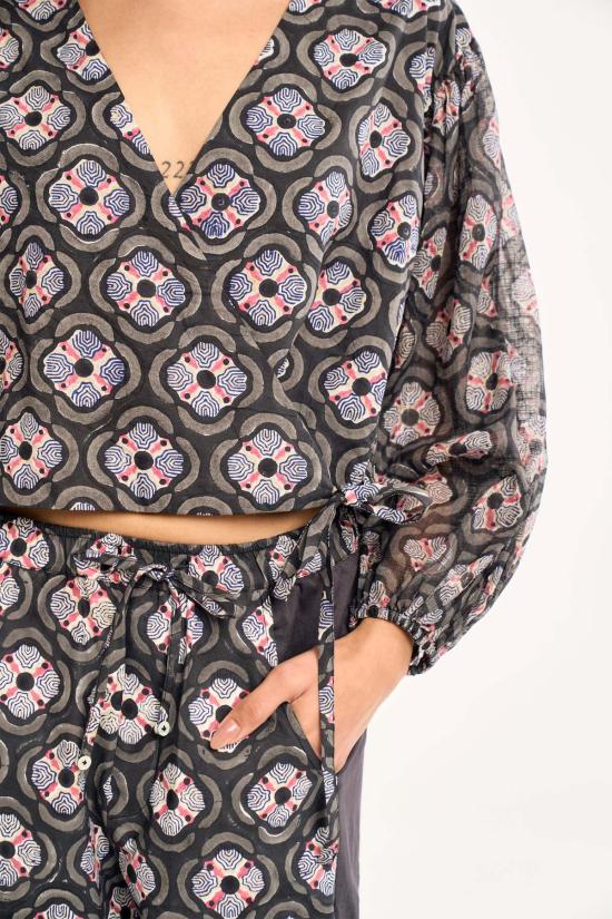  루주타 셰스 블라우스 솔 차콜 보타니카 탑 - RUJUTA SHETH