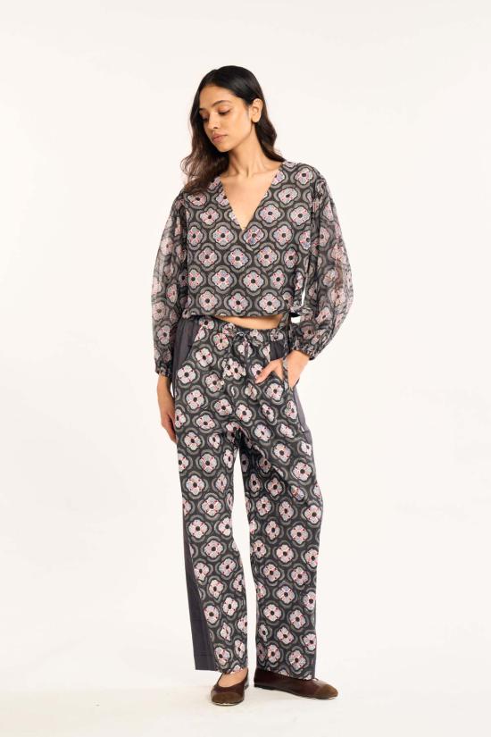  루주타 셰스 블라우스 솔 차콜 보타니카 탑 - RUJUTA SHETH