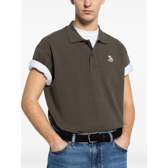 26SS 메종키츠네 폴로 티셔츠 QM00201KP0001 BELUG BROWN - MAISON KITSUNE