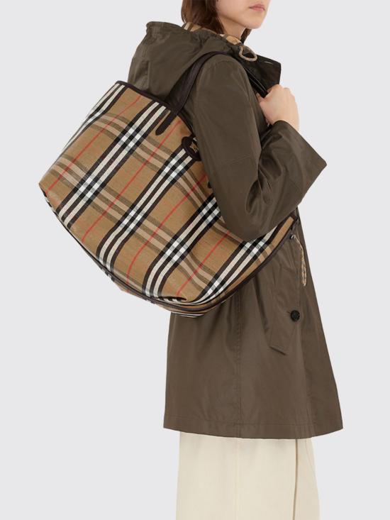 26SS 버버리 하이랜드 미디움 토트백 8112222 Sand - BURBERRY