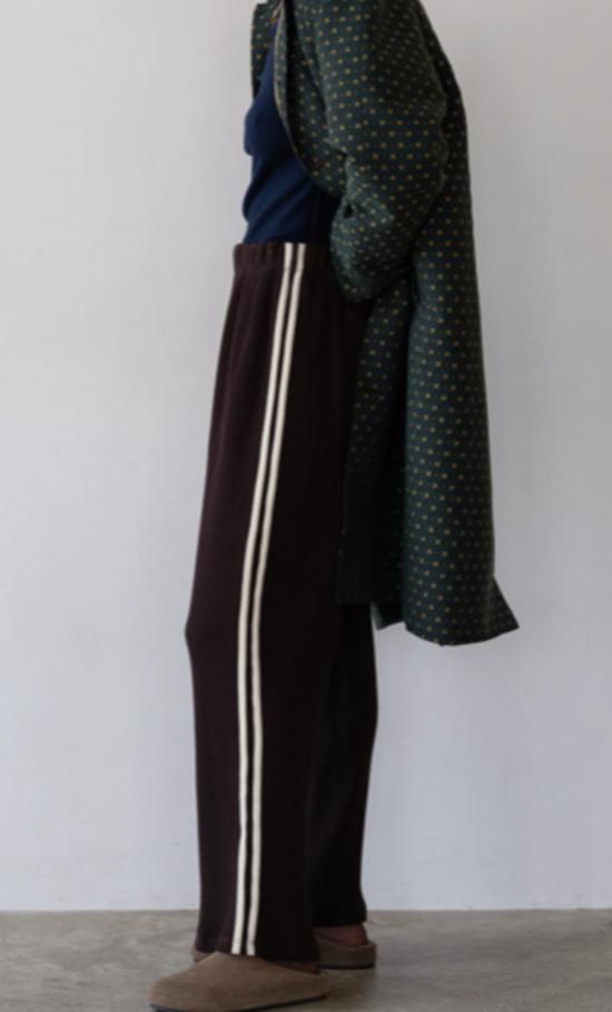  도니 크롭 팬츠 . 써멀 크롭 스트라이프 팬츠 에스프레소 - DONNI.