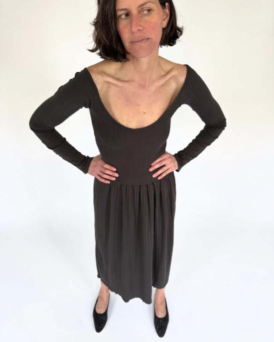  Emma Rothkopf 롱 원피스 엠마 로스코프 피나 스쿱넥 드레스 차콜 - EMMA ROTHKOPF