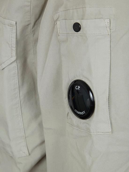 26SS 씨피 컴퍼니 오가닉 개버딘 지퍼 렌즈 오버셔츠 20CMOS156A 110143G 904 DOVE NUDE NEUTRALS - C.P. COMPANY