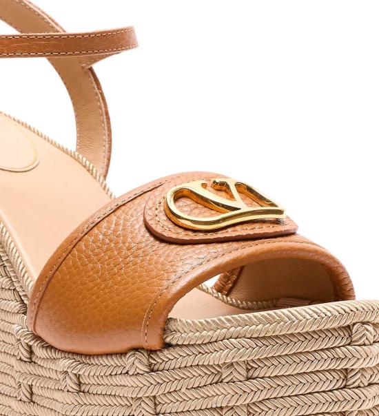  발렌티노 가라바니 샌들 브이로고 시그니처 웨지  브라운 - VALENTINO GARAVANI