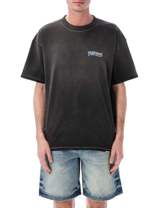  리프레젠트 탑 검정색으로 물든 티셔츠를 선보입니다.