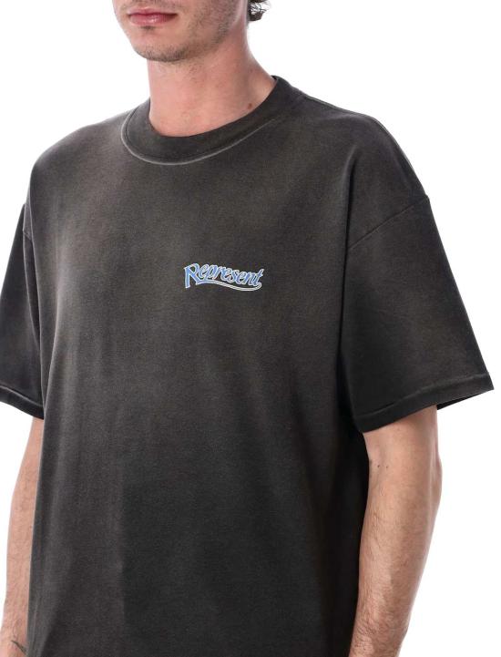  리프레젠트 탑 검정색으로 물든 티셔츠를 선보입니다. - REPRESENT