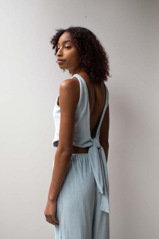  앳 던 민소매 티셔츠 새벽에. 테리 백 타이 탑 - AT DAWN.