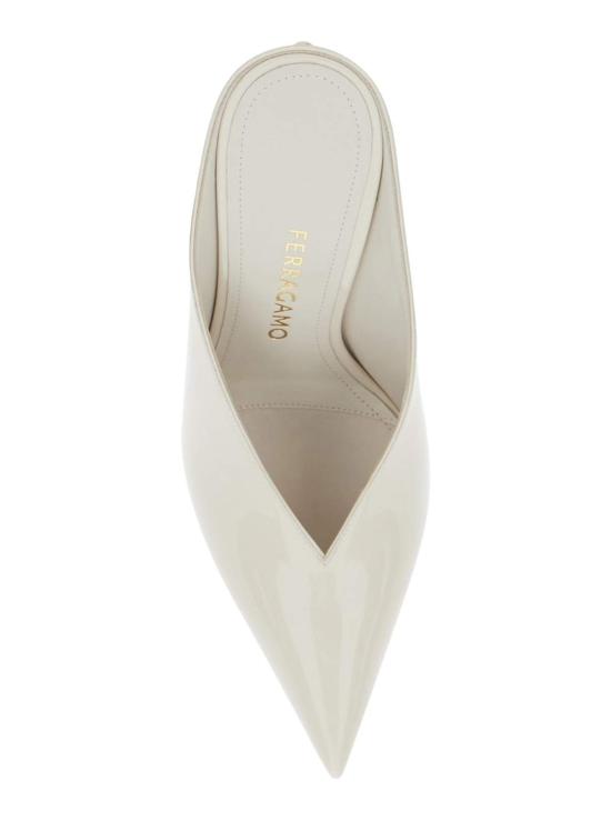  살바토레 페라가모 뮬/슬리퍼 페라가모 페이턴트 가죽 힐 뮬 슈즈 화이트 - SALVATORE FERRAGAMO