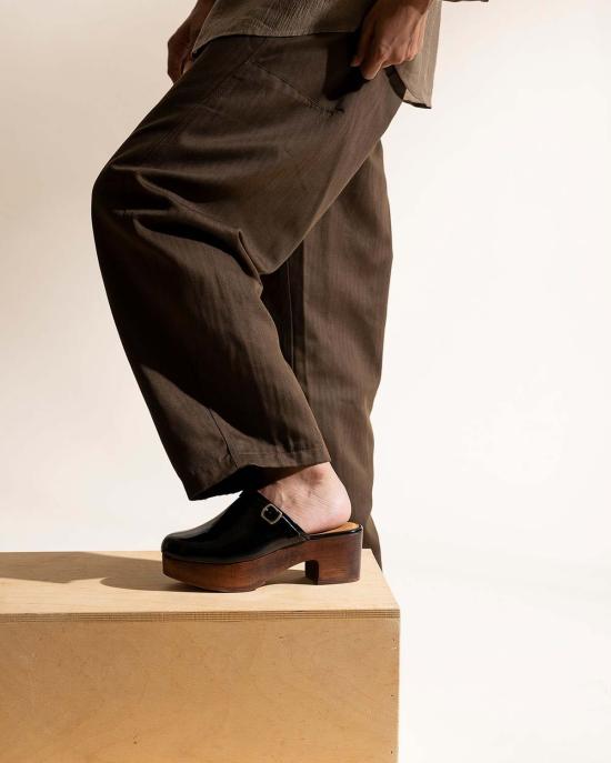  포트리스 뮬/슬리퍼 애비 플랫폼 클로그 블랙 크링클 페이턴트 - FORTRESS