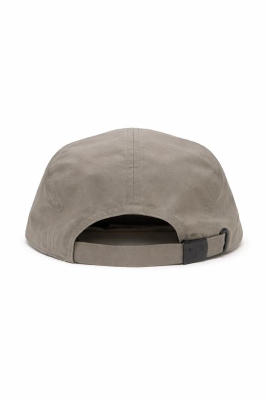26SS 씨피 컴퍼니 모자 20CMAC047A110545A Grey - C.P. COMPANY