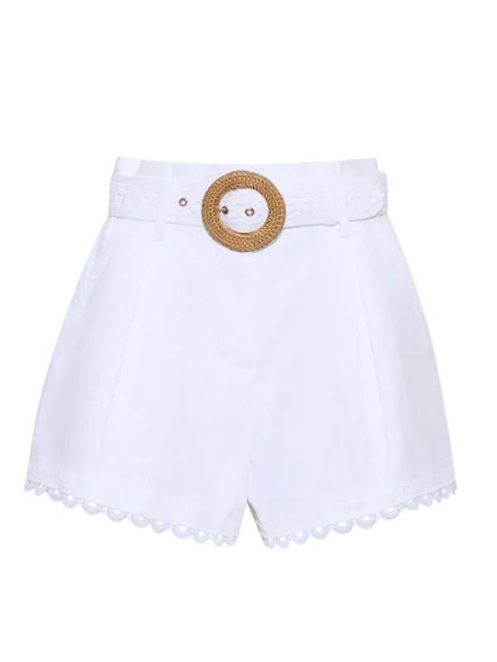  카라 카라 숏팬츠 피어스, 화이트 레이스 반바지 착용