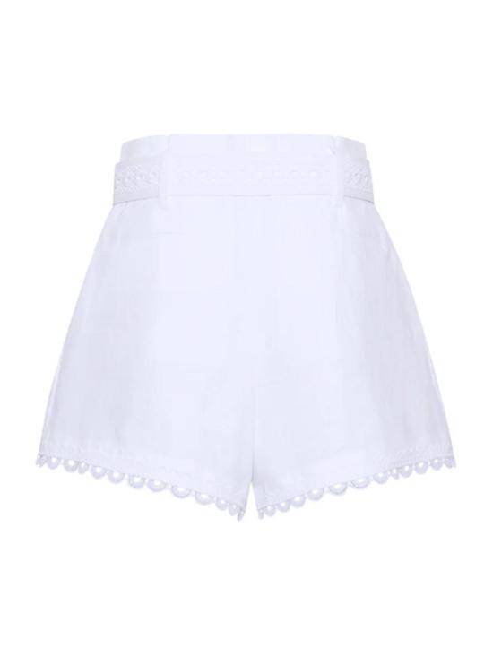  카라 카라 숏팬츠 피어스, 화이트 레이스 반바지 착용 - CARA CARA
