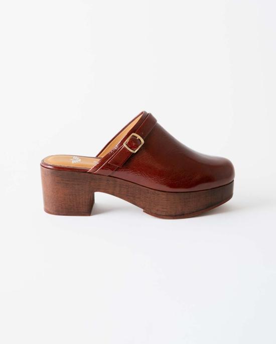  포트리스 뮬/슬리퍼 애비 플랫폼 클로그 초콜릿 크링클 페이턴트