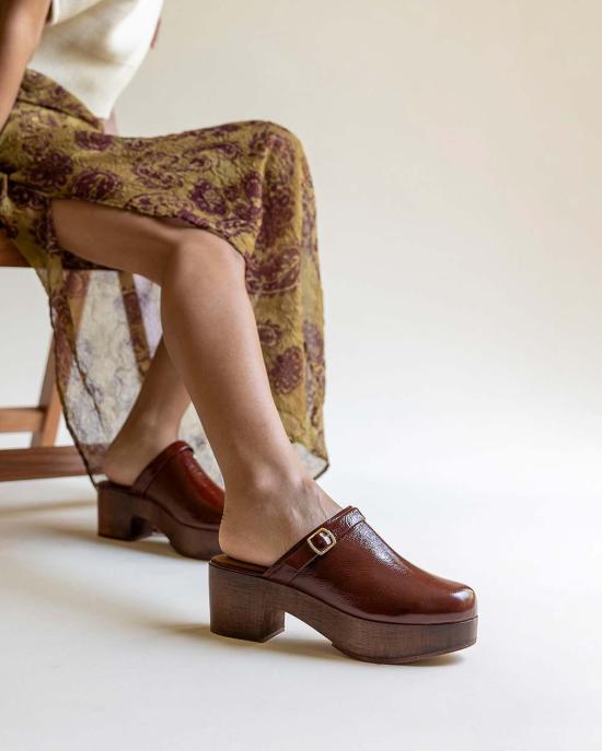  포트리스 뮬/슬리퍼 애비 플랫폼 클로그 초콜릿 크링클 페이턴트 - FORTRESS