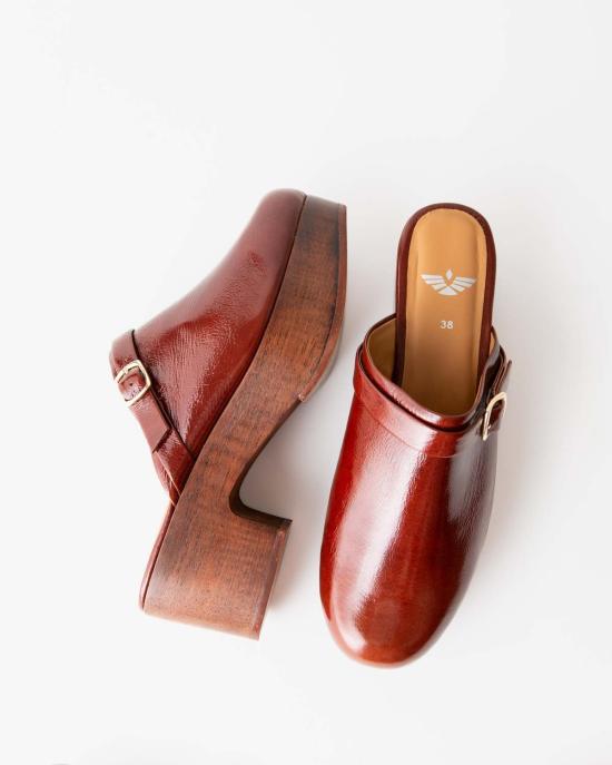  포트리스 뮬/슬리퍼 애비 플랫폼 클로그 초콜릿 크링클 페이턴트 - FORTRESS