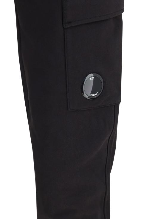 26SS 씨피 컴퍼니 다이애그널 레이즈드 플리스 카고 렌즈 스웨트팬츠 RCCMSP717A005086W 999 BLACK - C.P. COMPANY