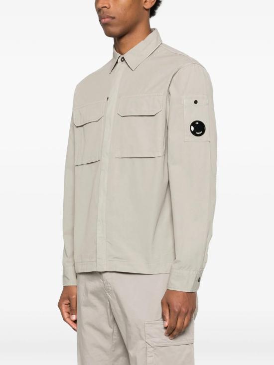 26SS 씨피 컴퍼니 오가닉 개버딘 지퍼 렌즈 오버셔츠 20CMOS156A110143G 904 DOVE - C.P. COMPANY