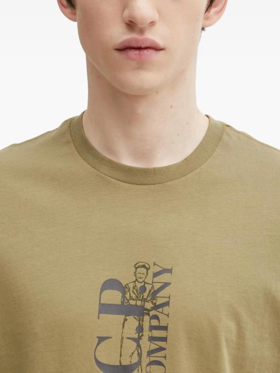 26SS 씨피 컴퍼니 반팔 티셔츠 20CMTS084A005100W 644 DRIED HERB - C.P. COMPANY