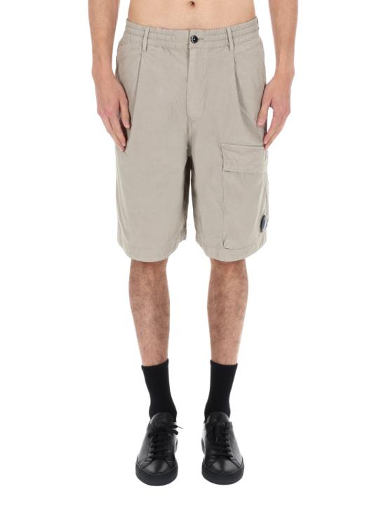 26SS 씨피 컴퍼니 스트레치 사틴 카고 렌즈 쇼츠 20CMBE127A 110325G904 GREY - C.P. COMPANY