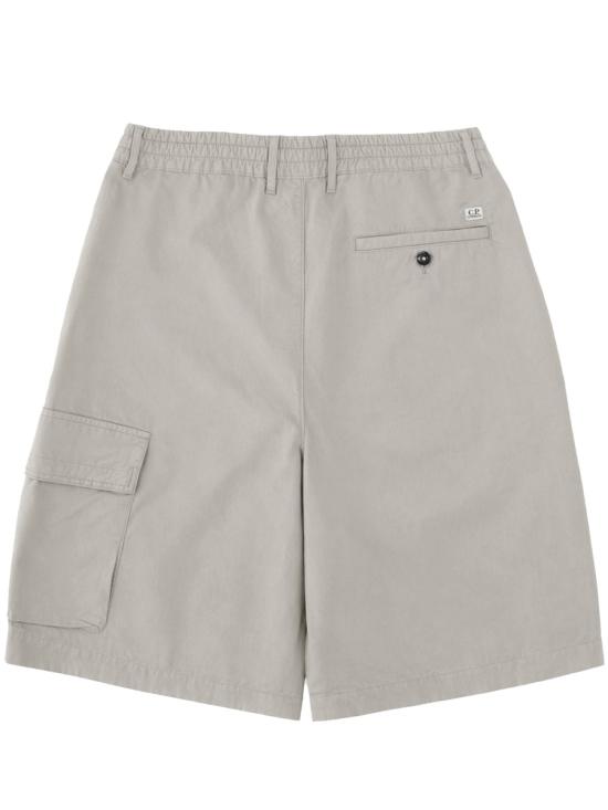 26SS 씨피 컴퍼니 스트레치 사틴 카고 렌즈 쇼츠 20CMBE127A 110325G904 GREY - C.P. COMPANY