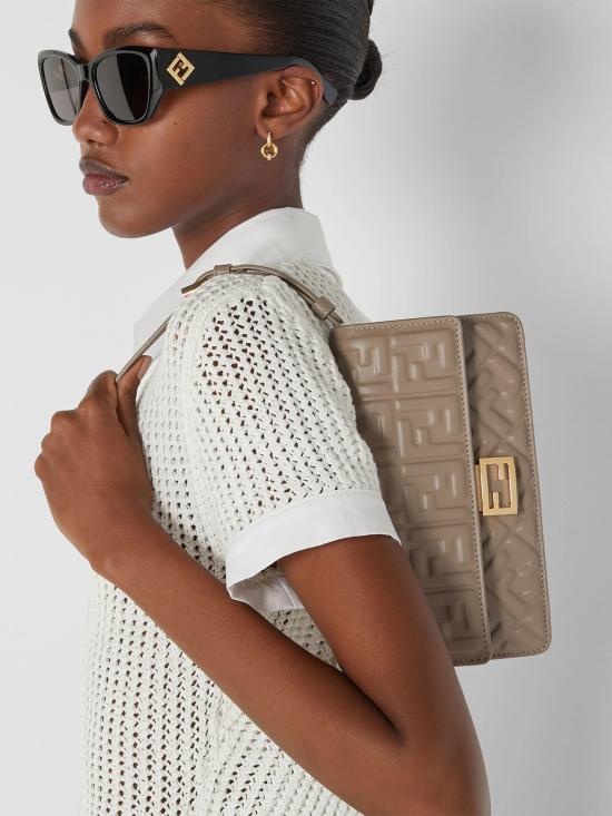 26SS 펜디 바게트 체인 지갑 8M0498AAJD F0E65 Grey - FENDI