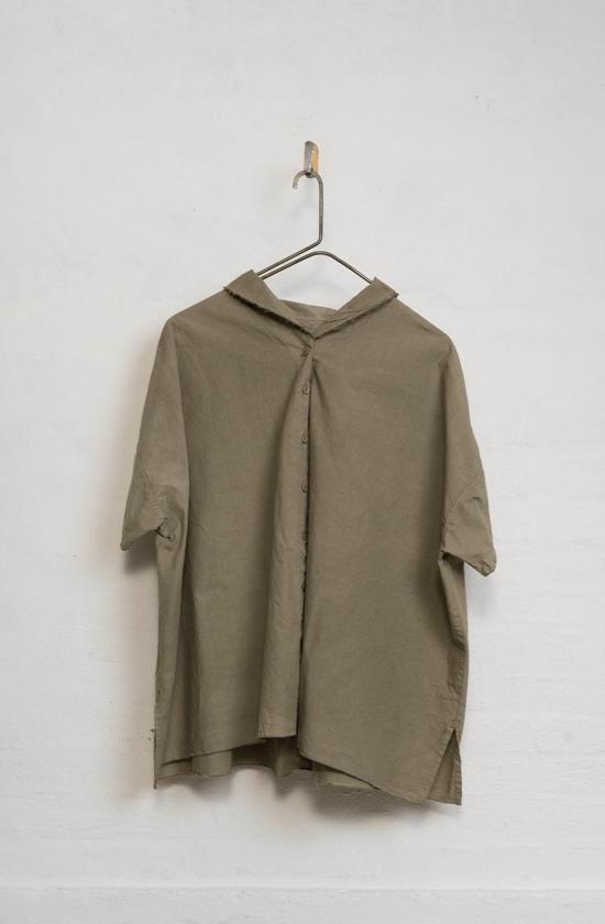  에이치플러스 하노 베셀 탑 H+ 한노 웨셀 사만다 셔츠