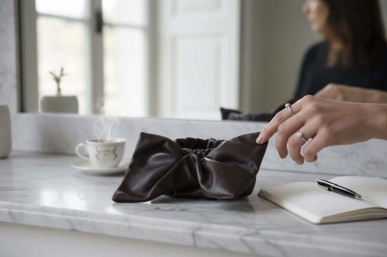  아테나 뉴턴 헤어 액세서리 가죽 스퀘어 스크런치 - ATHENA NEWTON