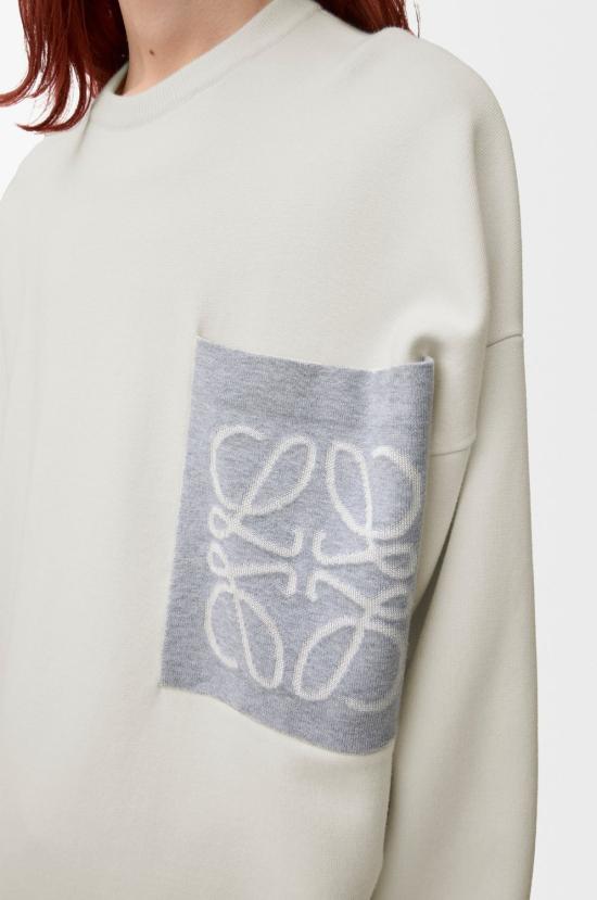 26SS 로에베 코튼 블렌드 아나그램 포켓 스웨터 H526Y14KLS2145 panna - LOEWE