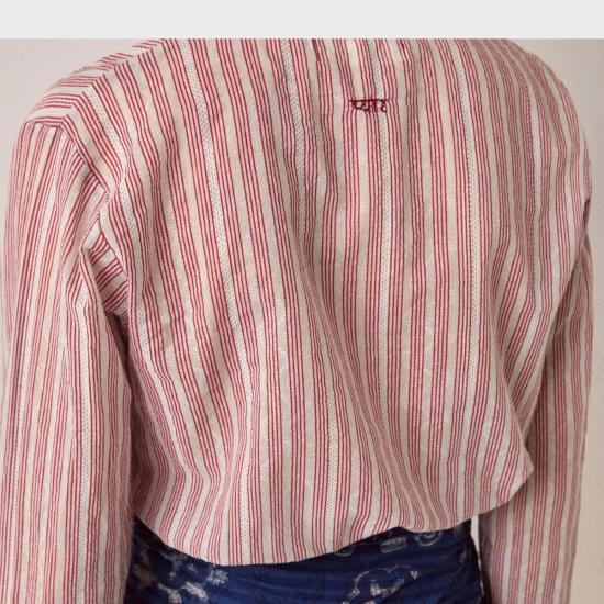 메종 호텔 블라우스 클레어 드 룬 다다 탑 와인 스트라이프 - MAISON HOTEL