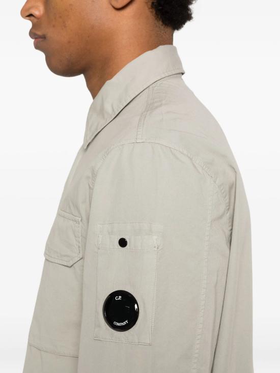 26SS 씨피 컴퍼니 오가닉 개버딘 지퍼 렌즈 오버셔츠 20CMOS156A110143G 904 DOVE - C.P. COMPANY