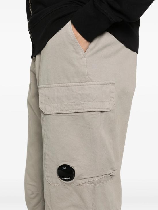 26SS 씨피 컴퍼니 코튼 개버딘 루즈 카고 팬츠 20CMPA185A110458G 904 DOVE - C.P. COMPANY