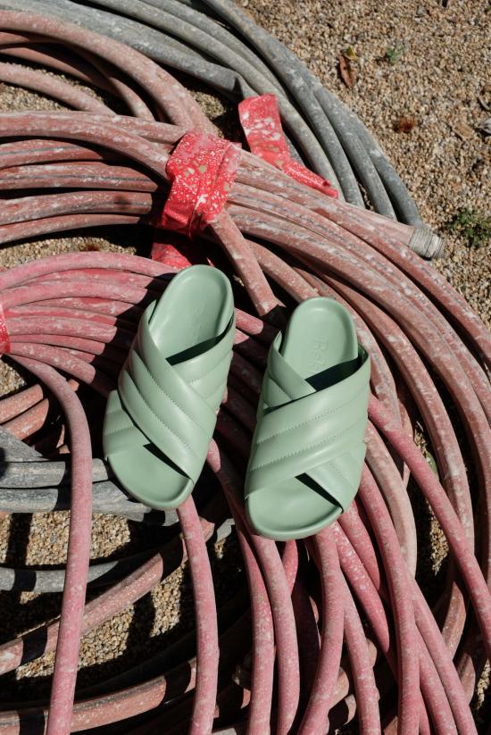  베클리나 뮬/슬리퍼 구비 크로스 슬라이드 피스타치오