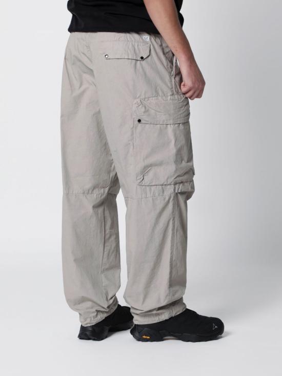 26SS 씨피 컴퍼니 마이크로 랩스 박시 카고 렌즈 팬츠 20CMPA128A110325G 904 Grey 1 - C.P. COMPANY