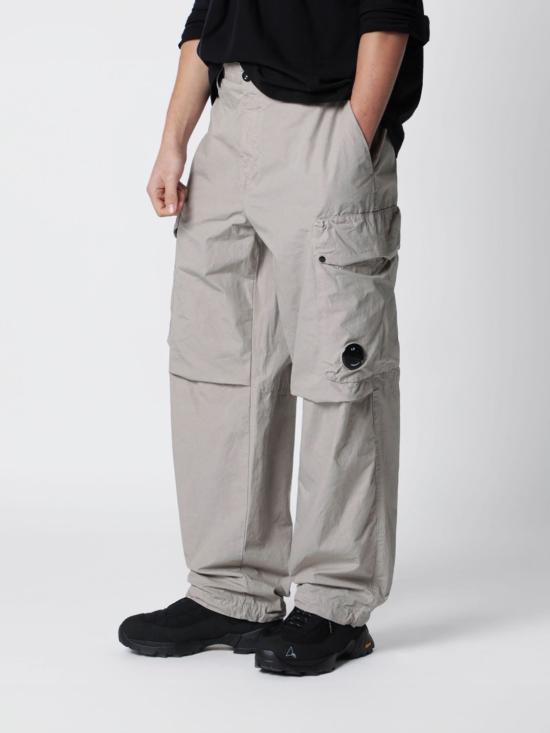26SS 씨피 컴퍼니 마이크로 랩스 박시 카고 렌즈 팬츠 20CMPA128A110325G 904 Grey 1 - C.P. COMPANY