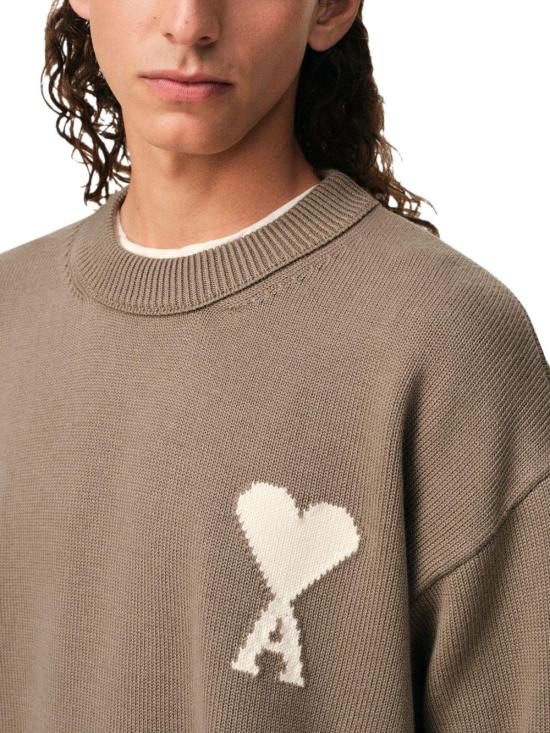 26SS 아미 ADC 울 & 코튼 크루넥 하트 스웨터 UKS859KN015606484 TAUPE - AMI