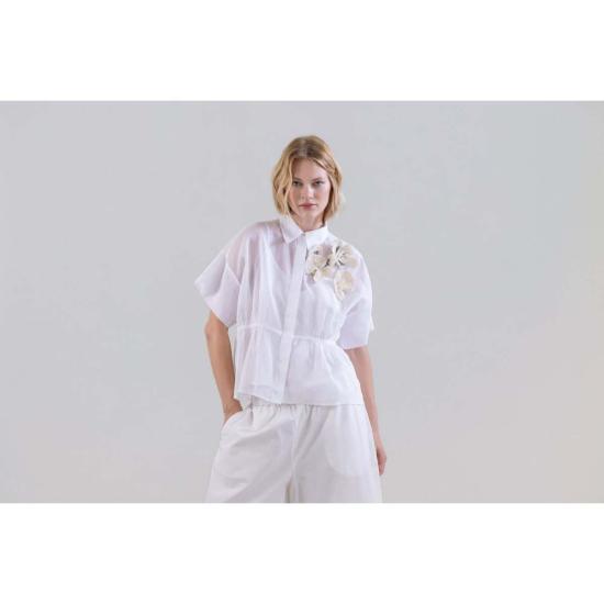  필로소피아 블라우스 프소피아 라이트 , 시스루 오간자 소재에 꽃무늬 아플리케 장식과 허리끈 조절 가능, 화이트 색상 - PSOPHIA