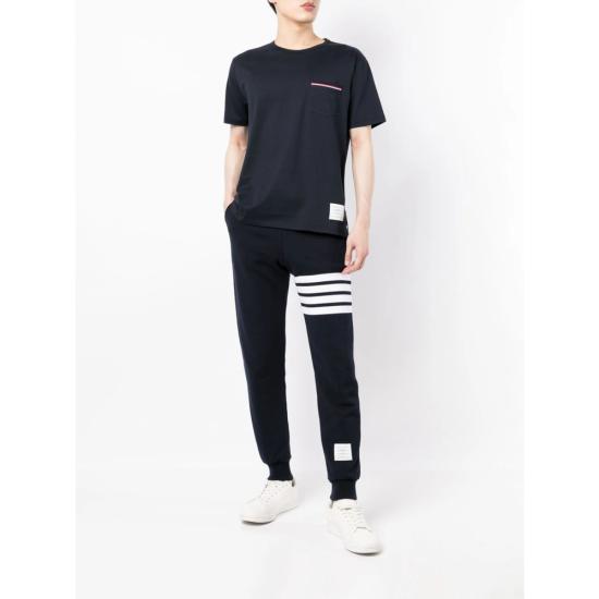 26SS 톰브라운 미디움 웨이트 저지 팁 포켓 크루넥 티셔츠 MJS010A 01454 415 BLUE - THOM BROWNE