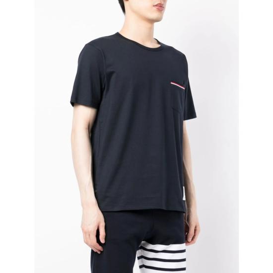 26SS 톰브라운 미디움 웨이트 저지 팁 포켓 크루넥 티셔츠 MJS010A 01454 415 BLUE - THOM BROWNE