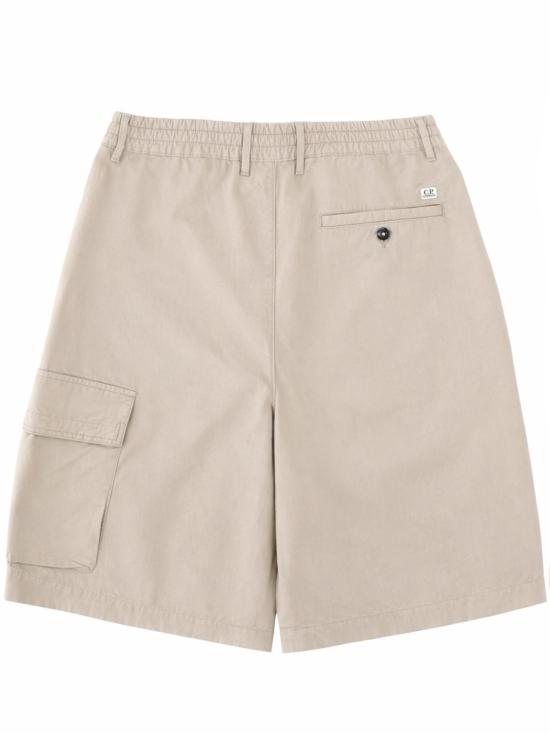 26SS 씨피 컴퍼니 스트레치 사틴 카고 렌즈 쇼츠 20CMBE127A 110325G904 GREY - C.P. COMPANY