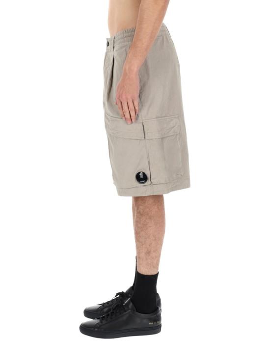 26SS 씨피 컴퍼니 스트레치 사틴 카고 렌즈 쇼츠 20CMBE127A 110325G904 GREY - C.P. COMPANY