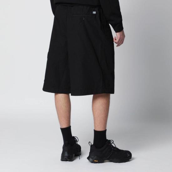 26SS 씨피 컴퍼니 스트레치 사틴 카고 렌즈 쇼츠 20CMBE127A 110325G999 BLACK - C.P. COMPANY