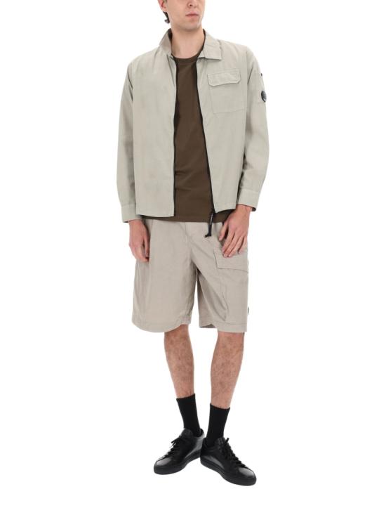 26SS 씨피 컴퍼니 오가닉 개버딘 지퍼 렌즈 오버셔츠 20CMOS705A 110143G904 GREY - C.P. COMPANY