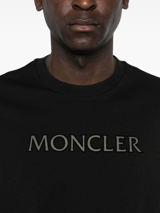 26SS 몽클레어 로고 프린트 코튼 티셔츠 L10918C0007589B8U 999 BLACK - MONCLER