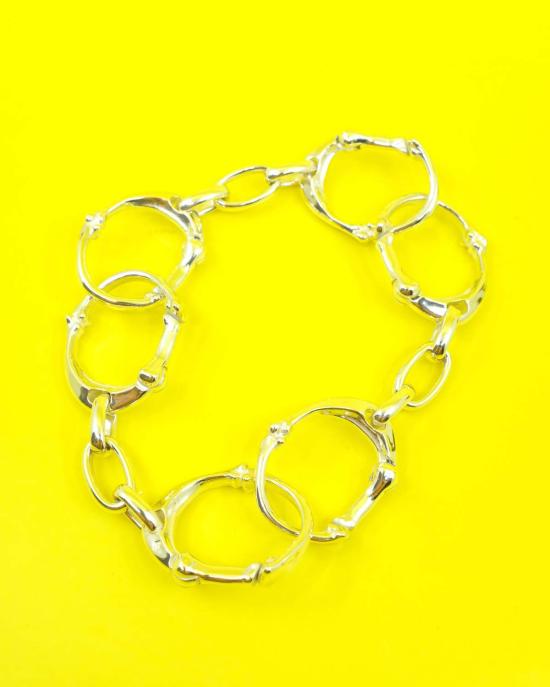  타카히로미야시타 더 솔로이스트 브레이슬릿 타카히로미야시타 더 솔리스트. 작은 은색 뼈 모양 카라비너 팔찌