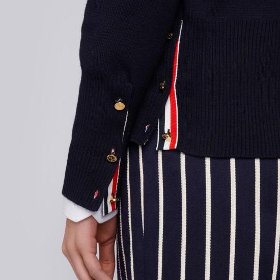 26SS 톰브라운 파인 메리노 울 4바 클래식 V넥 가디건 FKC207A00014415 DOM - THOM BROWNE