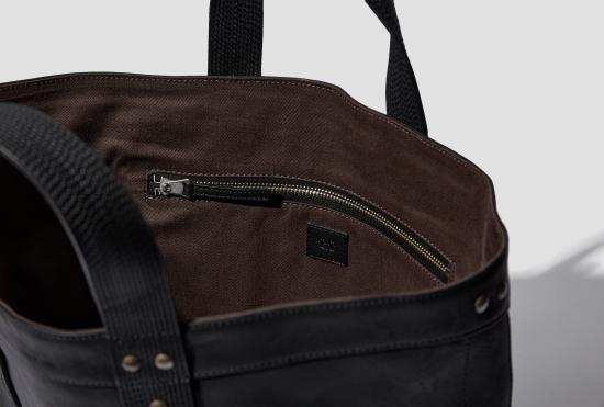 26SS 타이가 타카하시 숄더백 LOT.023 석탄 자루 (말가죽) - 검정색 가죽 TTSS26023 - TAIGA TAKAHASHI