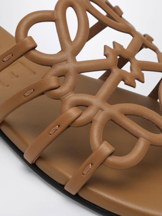 26SS 로에베 페탈 애너그램 소프트 카프스킨 슬라이드 LPEA465X06 3150 CAMEL DOM - LOEWE